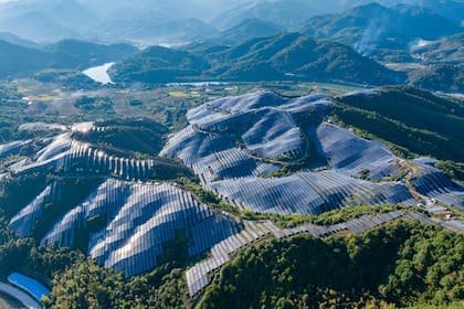En China, se han instalado plantas capaces de generar más de 600 GW de energía solar para aprovechar las áreas montañosas y desérticas que se encuentran deshabitadas.