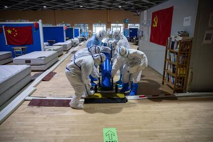 En China se improvisaron varios hospitales para atender a los afectados, muchos de ellos ya están siendo desmantelados ya que sus pacientes fueron dados de alta en su totalidad