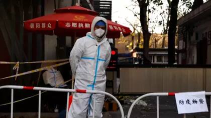 En China sigue siendo frecuente ver a personas en la calle vestidas con los trajes de protección personal cuyo uso se extendió durante la pandemia.