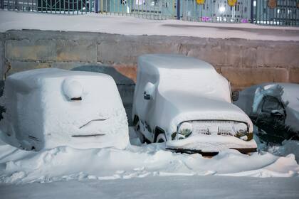 En Chukotka los habitantes que no tienen estacionamientos techados, a los que no les queda otra que dejar sus autos al aire libre, los dejan cubiertos y con el motor encendido