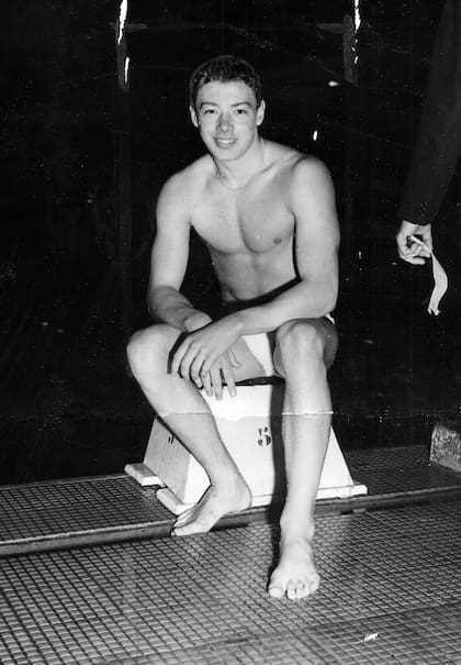 En cierto punto de su pubertad, Luis adquirió todas las complexiones físicas características de los nadadores. No obstante, cuando era niño, era muy pequeño. Su entrenador postergaba su debut, no lo tenía en cuenta.