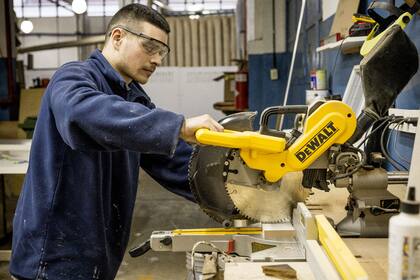En ciertos trabajos de precisión se utiliza la sierra circular con distintos tamaños de hojas de corte.
