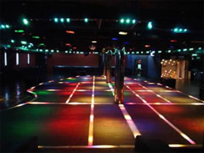 En City Hall se instaló una pista, de acrílico, iluminada con luces de colores que seguían el ritmo de la música