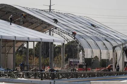 En Ciudad Juárez, las autoridades mexicanas están construyendo un enorme centro para albergar a los deportados.