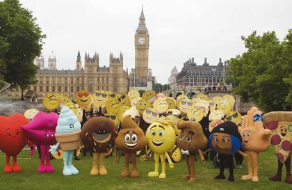 En ciudades como San Pablo y Londres, miles de personas se disfrazaron de emoticones para entrar en el libro Guinness, el Día Internacional del Emoji