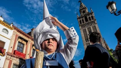 En ciudades como Sevilla la celebración de la Semana Santa va más allá de lo religioso