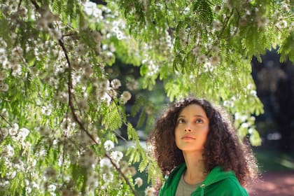En Clorofilia, la actriz Ailín Salas lleva a los espectadores de la mano por el universo botánico y sus secretos, a través de una historia de ficción.