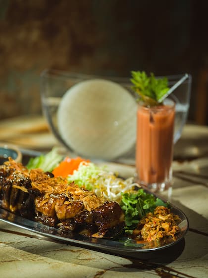 En Cochinchina hay platos creados por el chef Juan Carlino que se sirven maridados con cócteles de Inés.