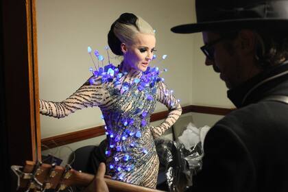 En colaboración con Deborah Milner y Ostro Minerals, crearon esta pieza de couture electrónico para la diseñadora Daphne Guiness, el día que presentó en el Museo de Historia Natural de Londres el topacio más grande del mundo.