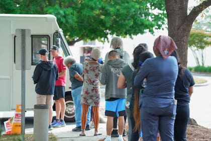 En colaboración con la Biblioteca Charlotte Mecklenburg, Hope Street Food Pantry lleva alimentos frescos y nutritivos a los vecindarios mediante distribuciones móviles (Hope Street Food Pantry)