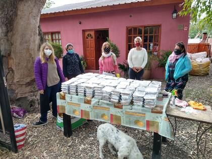 En colaboración con la iniciativa Convidarte, la organización Proyectar y Red Nap reparten viandas en barrios de la ciudad de Buenos Aires y del conurbano bonaerense