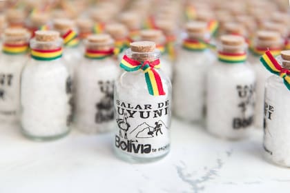 En Colchani, entrada por el este al salar, venden sal yodada.