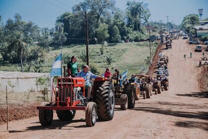 En Colonia Aurora se realiza una curiosa fiesta del tractor