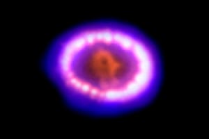 En color azul se puede ver la ubicación de la onda de choque de la supernova
