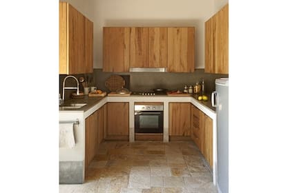 En combinación con cemento alisado, la madera natural equilibra aquí la frialdad del color gris. (foto: archilovers.com)