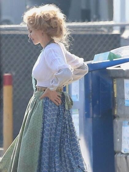 En Come Away, Peter y Alicia son hermanos y cada uno comenzará a elegir caminos diferentes, lo que sería la precuela de sus famosas aventuras. El film cuenta con el coprotagónico de David Oyelowo y con la dirección de Brenda Chapman