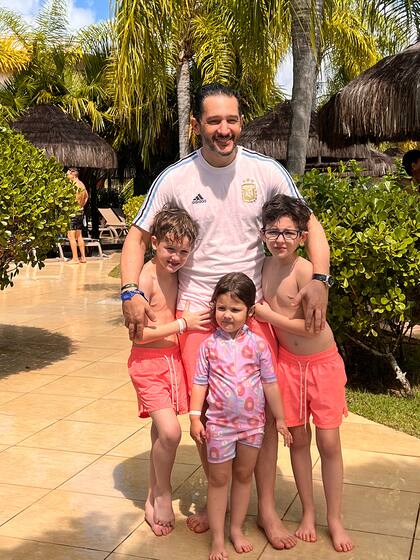 En composé y con la celeste y blanca. Paoloski acompañó en cada una de las actividades a sus hijos, y lo hizo con un look engamado: todos lucieron el mismo tono en sus trajes de baño. Además, el periodista no dudó en llevarse una remera de la selección de fútbol argentina, equipo que se coronó hace poco campeón de la Copa América