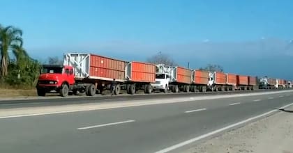 En Concepción, Tucumán, camiones de caña de azúcar aguardan por la carga de gasoil