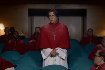 En Cónclave, Carlos Diehz interpretó a Vincent Benítez, un arzobispo de Kabul nacido en México que llega al Vaticano para participar de la elección del nuevo papa