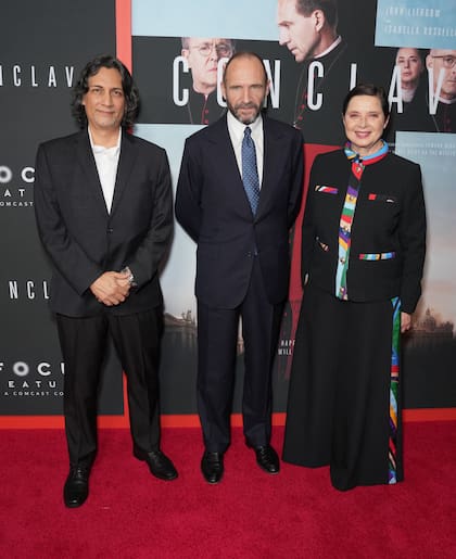 En Cónclave, Carlos Diehz trabajó al lado de Ralph Fiennes e Isabella Rossellini; el elenco principal se completa con Stanley Tucci y John Lithgow
