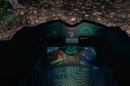 En condiciones nocturnas, el vehículo proyecta señales visuales sobre el terreno para marcar el recorrido