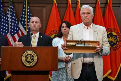 En conferencia de prensa, las autoridades del condado de Nassau mostraron el arma que tenía el joven latino cuando fue detenido