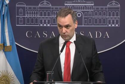 En conferencia de prensa, Manuel Adorni, dijo que este fondo "manejaba 3000 millones de pesos por año sin ningún tipo de transparencia"