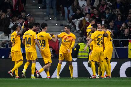 En conjunto: los jugadores de Barcelona celebran la victoria en el estadio Metropolitano; los catalanes, los primeros en ganar en la casa del Atlético de Madrid en la temporada española