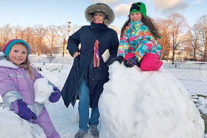 En Connecticut, Estados Unidos, con sus nietas Juliette (12) y Lola (9).