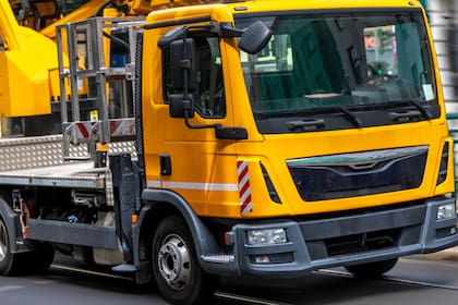 En contraste, las grúas habilitadas deben exhibir un medallón metálico, datos completos de la compañía y un operador con licencia vigente