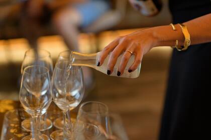 En copas de vino, una manera de beber y de disfruta mejor del sake. 