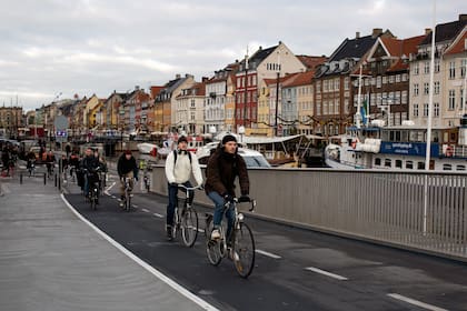 En Copenhague la mayoría de las personas se traslada en bicicleta; la seguridad ambiental fue uno de los puntos a considerar en el ranking que posicionó a la capital danesa como la más segura del mundo en 2021