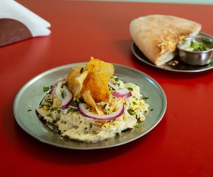 En Copetín, al vitel toné le agregan papitas chips para darle crunch y cebolla cruda para contrarrestar un poco el tenor graso; también lo ofrecen en un sándwich de pan de pizza con huevo, verdes y tomate