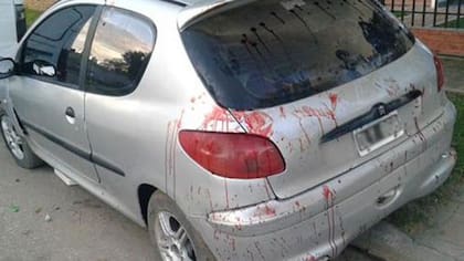 Le quisieron robar el auto, sacó su espada samurái y tajeó a los delincuentes