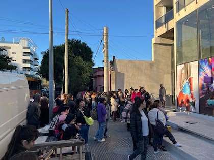 En Córdoba hubo gente acampando desde la noche anterior a que abriera el local