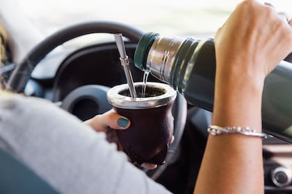 En Córdoba y Mendoza se multa por tomar mate al volante por más que se circule a una velocidad permitida