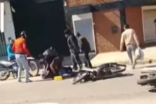 Vecinos casi linchan a un motochorro que había intentado robar el celular a una joven