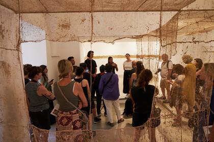 En "Corteza interna" dos de los artistas seleccionados en una convocatoria federal -Victoria Pastrana, de Tucumán, y Nicolás Rodríguez, de Mendoza- presentan obras inspiradas en el adobe