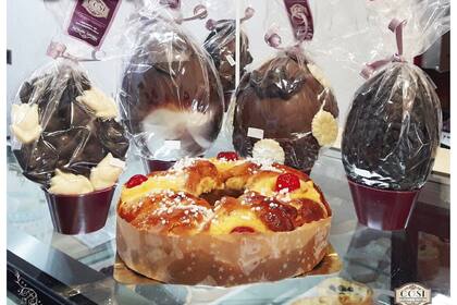 En Cosi Dolce e Salato ofrecen huevos decorados por su dueña, así como la tradicional rosca de Pascua
