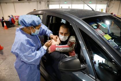 En Costa Salguero se habilitó un centro de vacunación vehicular en el marco de una campaña que se acelera con la llegada de nuevas dosis al país