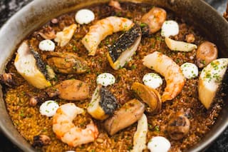 El origen de uno de los platos más comunitarios y los secretos de los restaurantes porteños