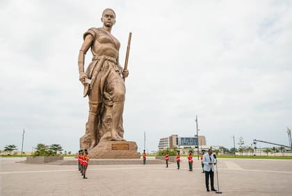 En Cotonou, Benin, una amazona de bronce de 30 metros de altura es símbolo de identidad nacional y parte clave de su rica historia