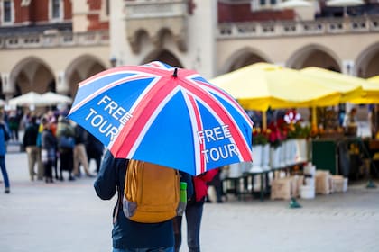 En Cracovia, Polonia, los típicos paraguas que ofrecen tours a cambio de propinas