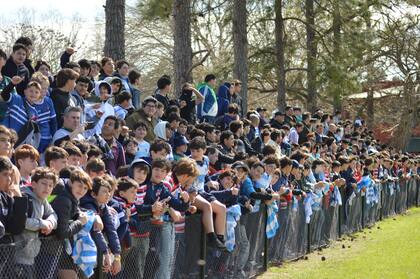 En CRAI, numerosos niños y adolescentes recibieron de los Pumas fotos y autógrafos en camisetas; los rugbiers realizaron numerosas actividades sociales y solidarias antes del partido de este sábado.