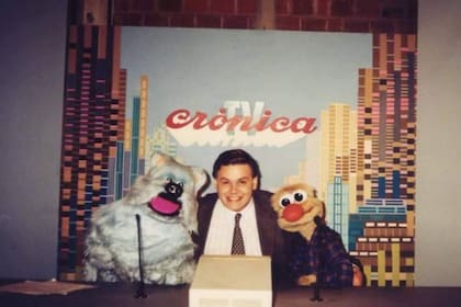 En Crónica TV la información la podían dar Carozo y Narizota o el locutor Claudio Orellano, una figura representativa de la emsiora