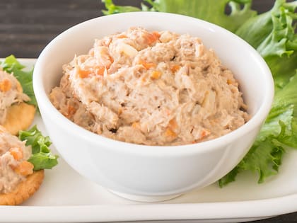 En cuanto a la vitamina B6, puede adquirirse de fuentes como el atún, el salmón, los bananos, las papas y los garbanzos.