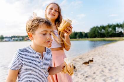 En cuanto a los grupos de riesgo, existen poblaciones más vulnerables al frío y al calor extremo como los adultos mayores y los niños