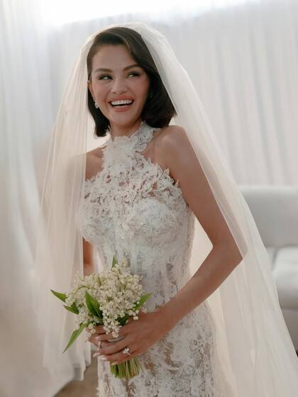 En cuanto al diseño del vestido principal, también se usó una técnica especial: las flores de encaje fueron aplicadas a mano (Foto: Instagram @selenagomez)