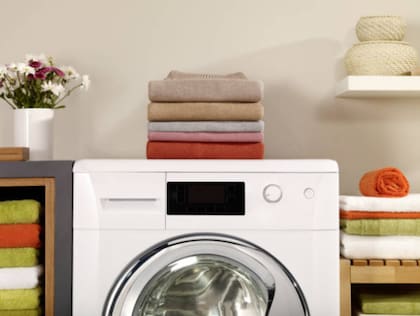 En cuanto al programa de lavado, se debe seleccionar uno para telas delicadas o, si está disponible, el programa específico para lana