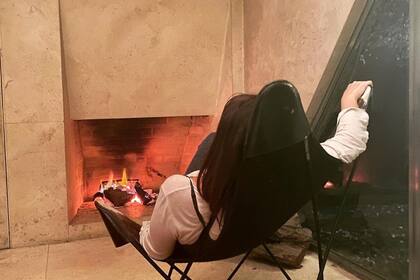 En cuarentena, el espacio cobró protagonismo como este rincón frente al hogar